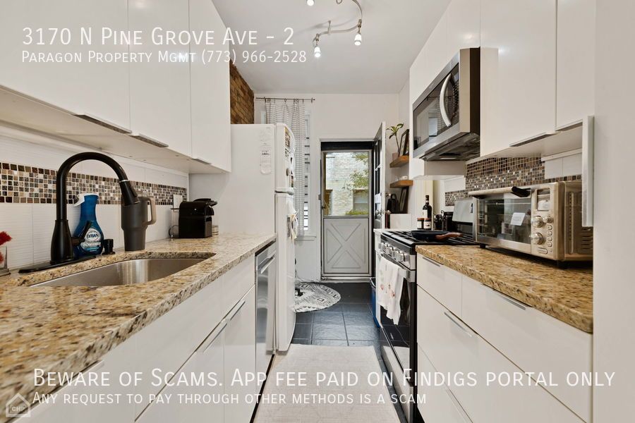 3170 N Pine Grove Ave property image